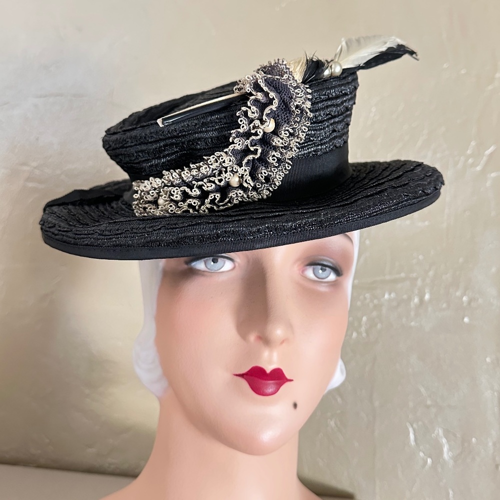 EXCEPTIONAL 1940s' BLACK STRAW FEDORA WITH IVORY EDGED TRIM & FEATHERS